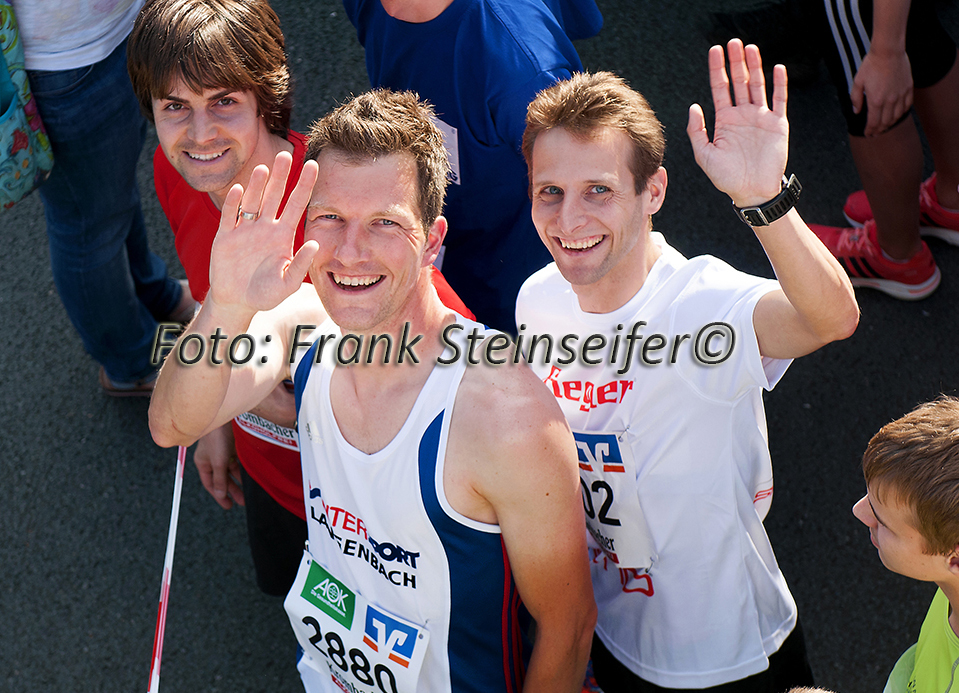 Schnelle Jungs beim 11. Siegerländer AOK-Firmenlauf (von links): Alexander Henne lief mit Tim-Arne Sidenstein Hand-in-Hand zum Sieg ins Ziel, Sven Daub belegte Platz fünf und Markus Mockenhaupt wurde Vierter.