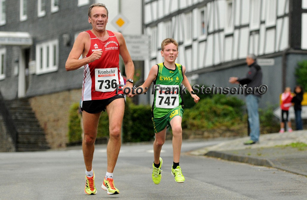 Foto 4255: Hand-in-Hand ins Ziel beim 5-Kilometer-Lauf - Uwe Keller (736/SG Wenden) mit Arnold Maklezow (747/SC Selters)