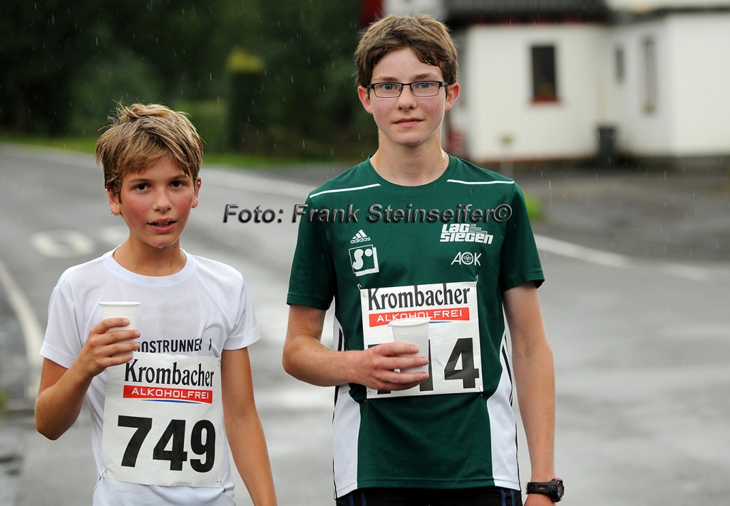 Foto 4262: Die beiden Führenden in der Cup-Wertung in der Klasse U18 über 5-Kilometer, Lukas Steinseifer (749/TV Niederschelden) und Nils Torben Wehner (714/LAG Siegen)