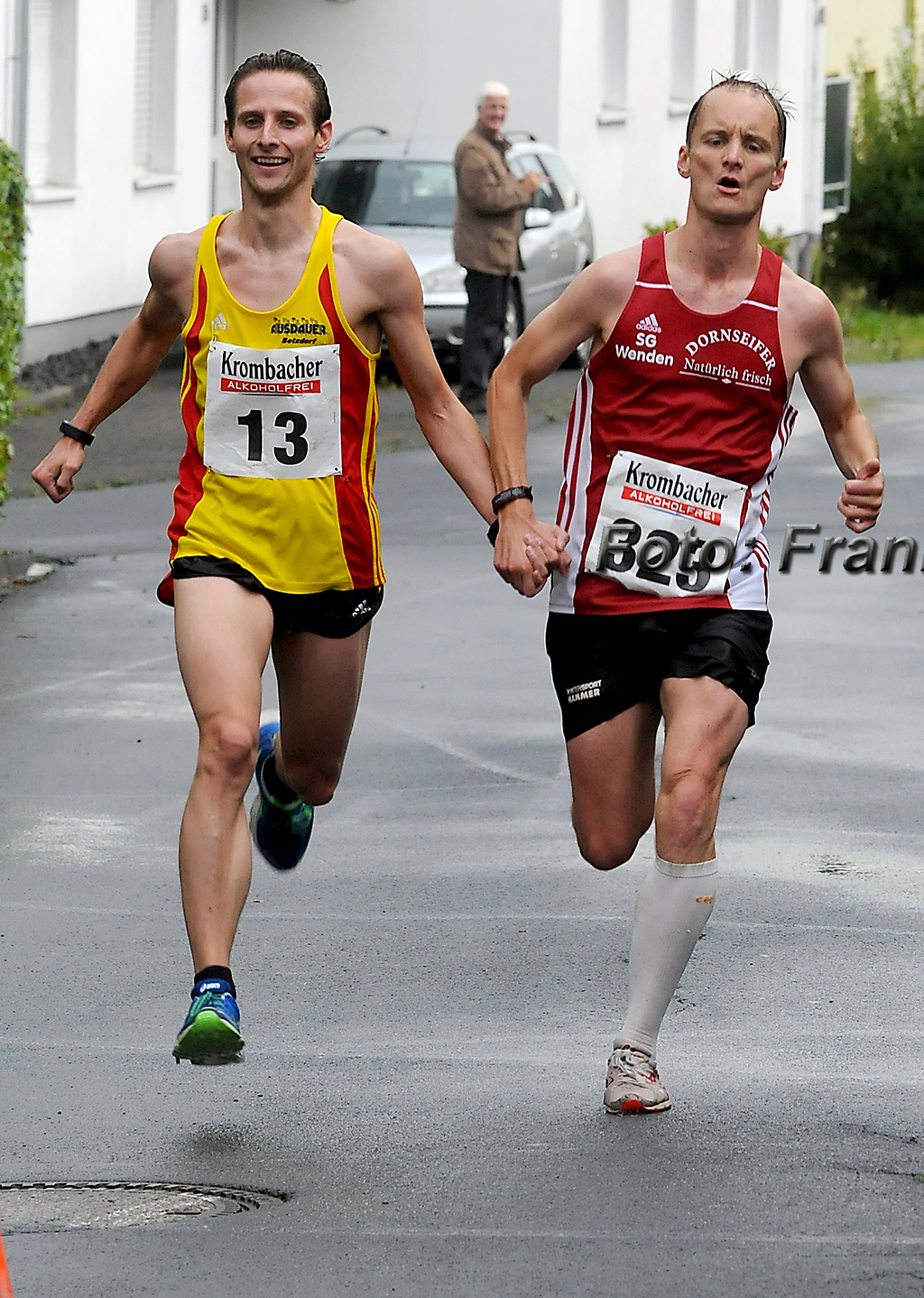 Die Sieger des  6. Mudersbacher Giebelwaldlaufs – 8. Wertungslauf zum Ausdauer-Cup 2014: Markus Mockenhaupt (l.) und Knut Seelbach liefen nach 10 Kilometern im Dauerregen Hand-inHand ins Ziel.