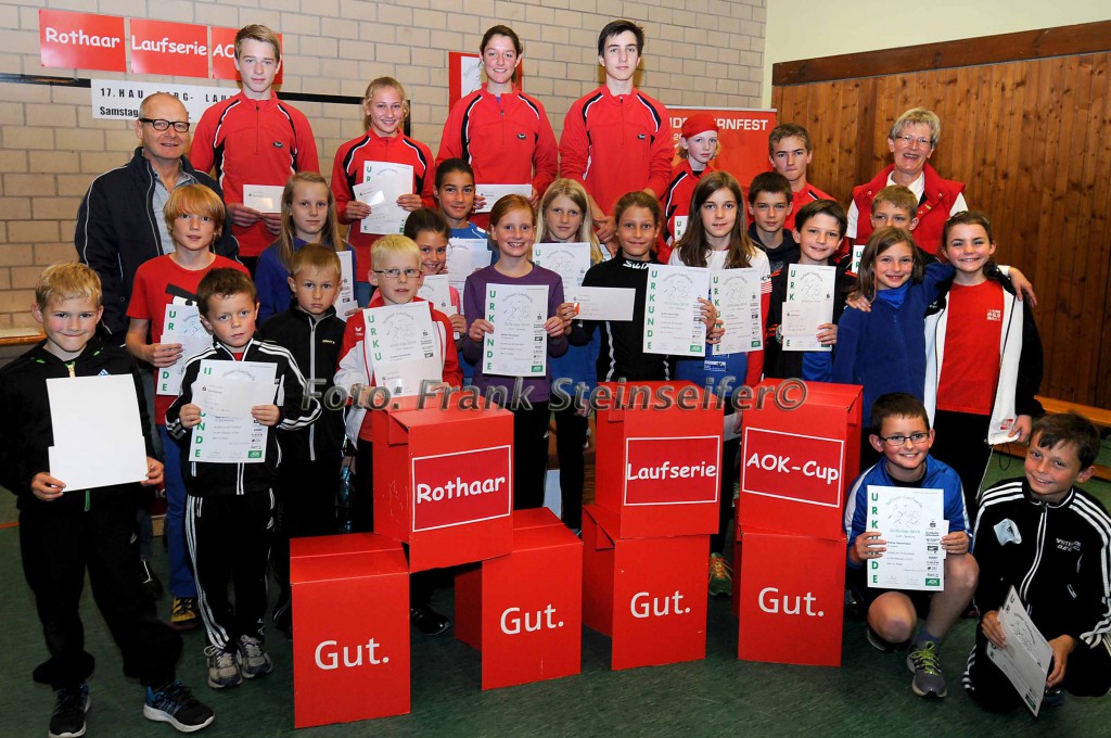 Die Sieger der Jugend- und Schülerklassen bei der Rothaar-Laufserie 2014 – ausgezeichnet von Juliane Scheel und Jochen Groos.