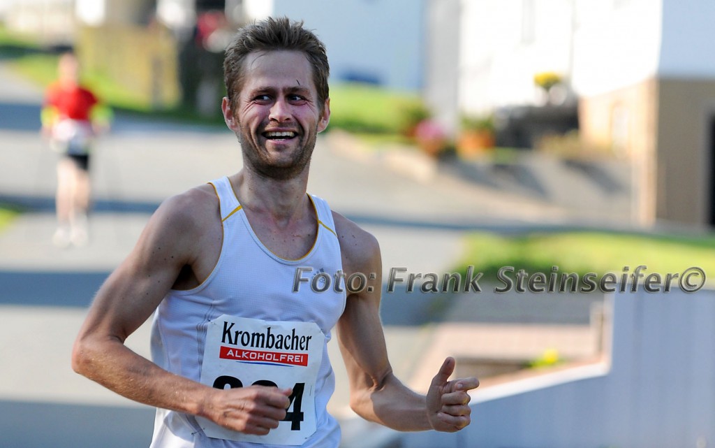 Tobias Schmechel holte sich nach dem zweiten Platz im Vorjahr diesmal den Gesamtsieg über 15 Kilometer beim 42. Rothaar-Waldlauf in Aue-Wingeshausen.