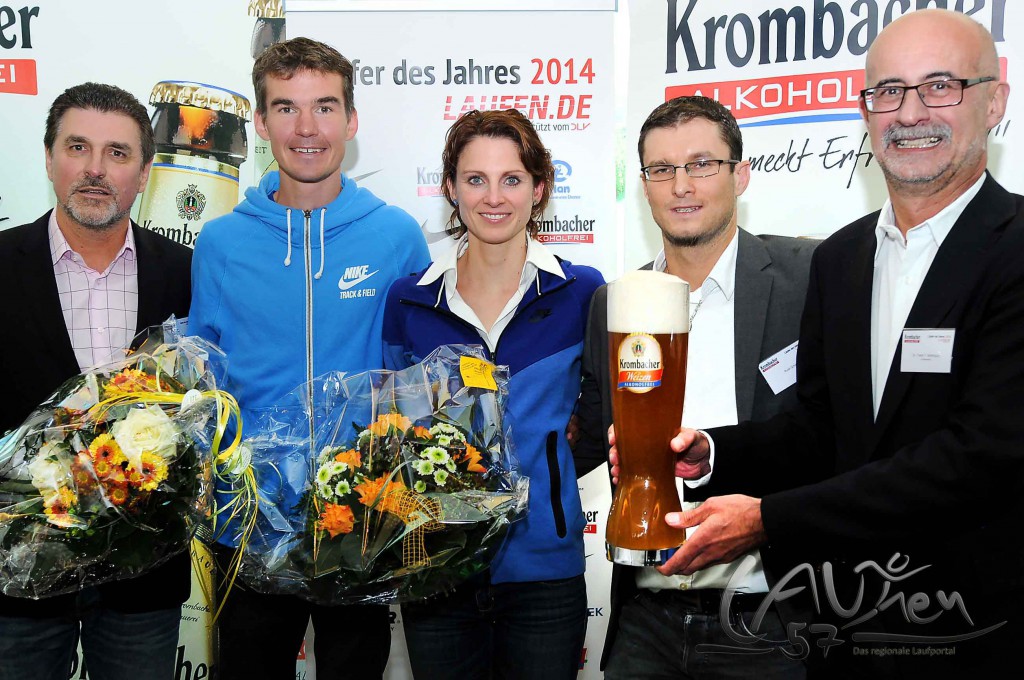 Gala "Läufer des Jahres 2014". Frank Lebert (links/Deutsche Leichtathletik Marketing) und Dr. Franz-Josef Weihrauch (rechts/Krombacher Brauerei) gratulieren den Siegern Arne Gabius (2.v.l.), Antje Möldner-Schmidt (Mitte) und Hobbyläufer Rudi Schmidt (2.v.r.).