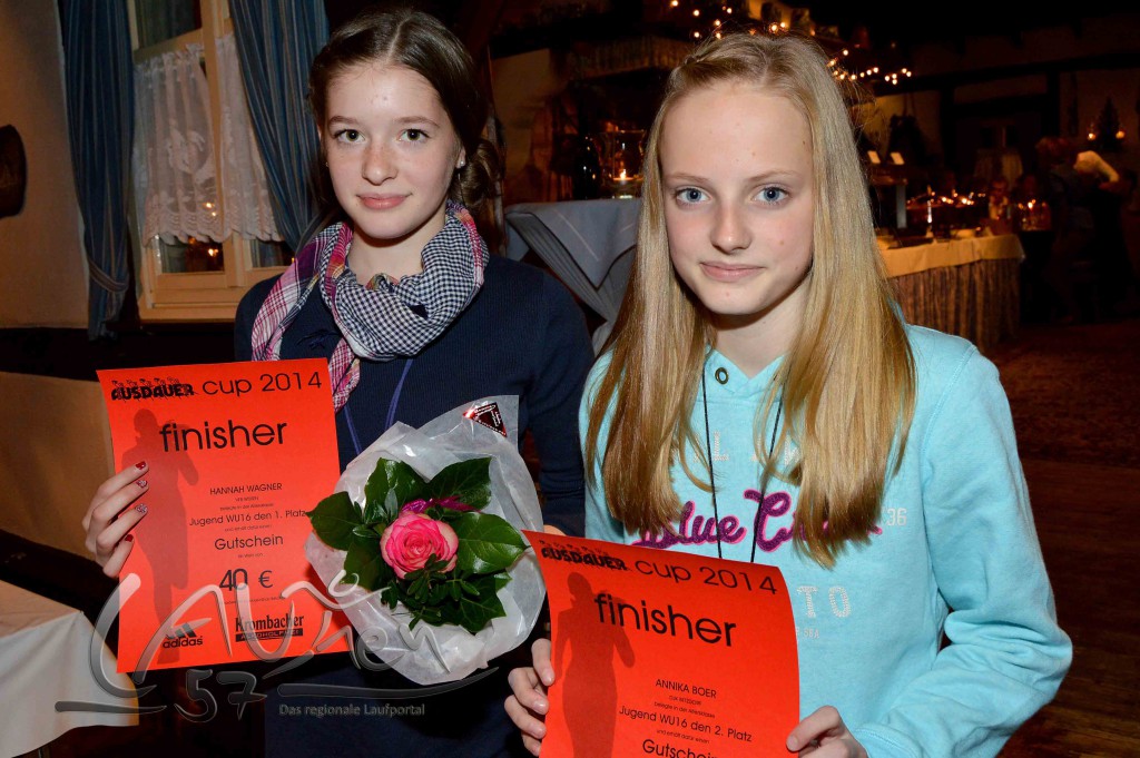 Siegerehrung Weibliche Jugend W16 (von links): 1. Hannah Wagner (VfB Wissen), 2. Annika Boer (DJK Betzdorf).