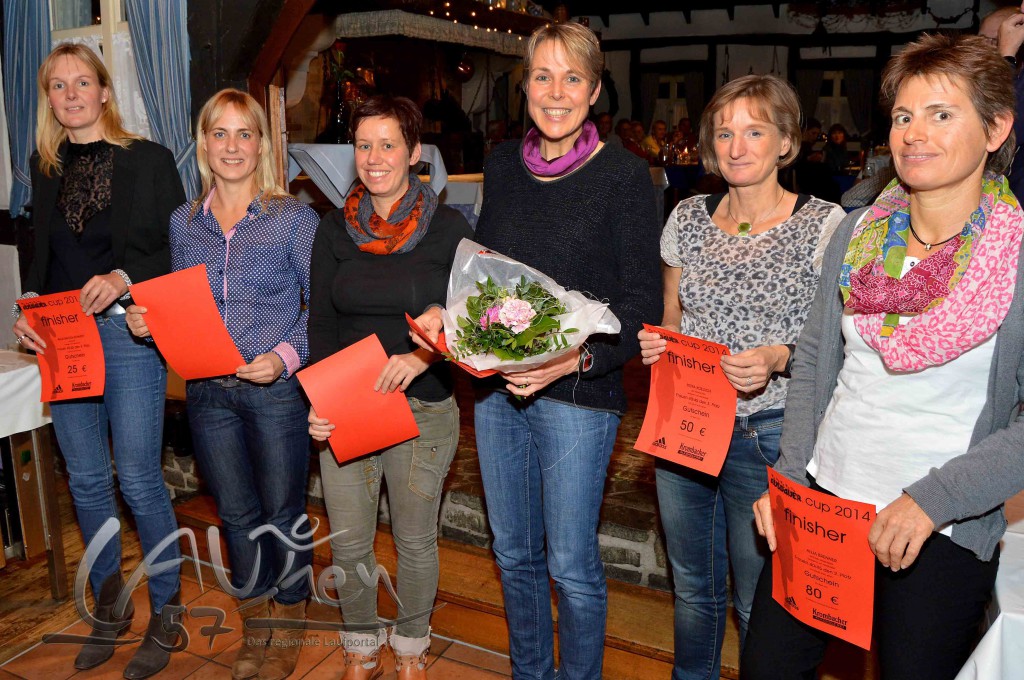 Siegerehrung Frauen 40/45: 1. Ramona Wied (SG Wenden/3.v.r.), 2. Anja Brenner (WSG Bad Marienberg/rechts), 3. Petra Kölsch (ASC Weißbachtal/2.v.r.), 4. Anja Baldus-Schmidt (VfB Wissen/links), 5. Christina Dintelmann (ASC Ströher Dillenburg), 6. Katja Mund-Rosenbauer (VfL Wehbach), 7. Mandy Jung (SV Dickendorf), 8. Silvia Röcher-Göbel (VfL Wehbach).