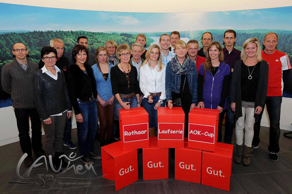 Nach der Ehrung im Kinosaal der Krombacher Brauerei stellten sich alle Sieger der AOK-Rothaar-Laufserie 2014 zum Gruppenfoto.