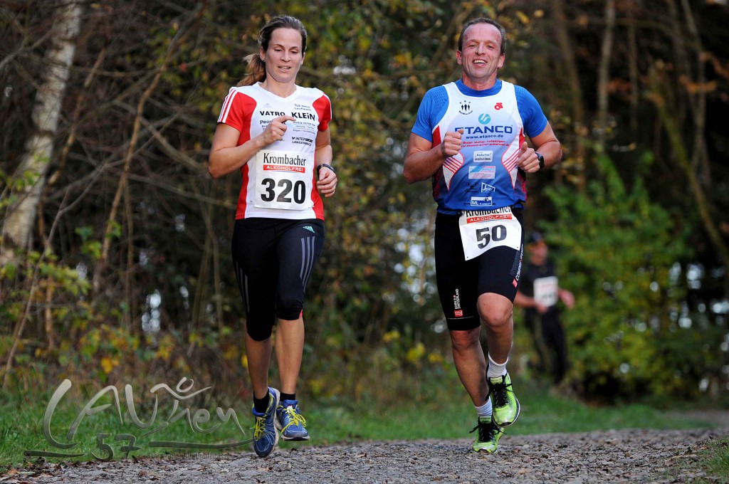 39. Südsauerlandlauf über 10 Kilometer: Caprice Giehl und Martin Hansel im Duo bis ins Ziel.