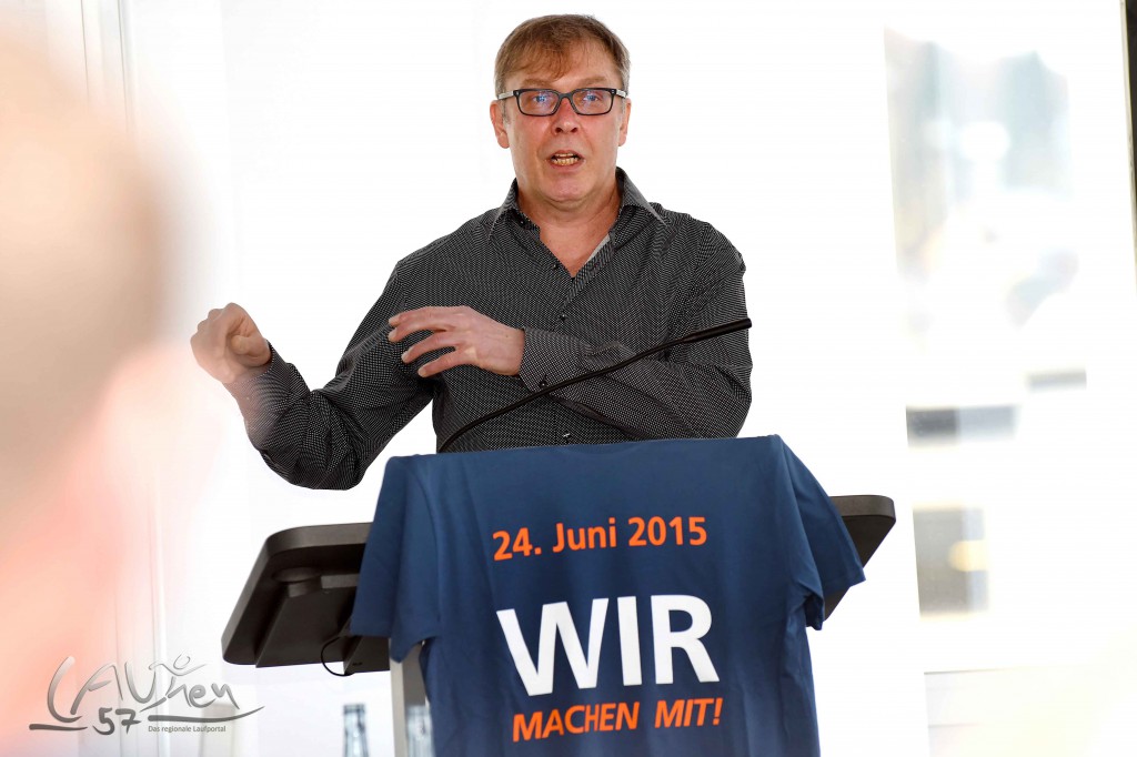 Der Organisator des Siegerländer AOK Firmenlaufs, Martin Hoffmann, erläutert die Neuerungen und das Motto "WIR machen mit" beim Großereignis am 24. Juni 2015.