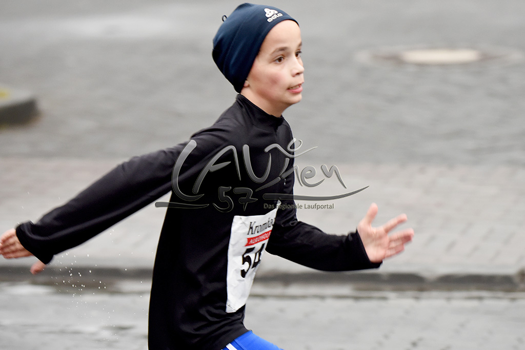 Der 13-jährige Nachwuchsläufer der LG Kindelsberg Kreuztal, Enrico-Jos , lief zum ersten Mal über 5 Kilometer und überzeugte in 20:26 min.