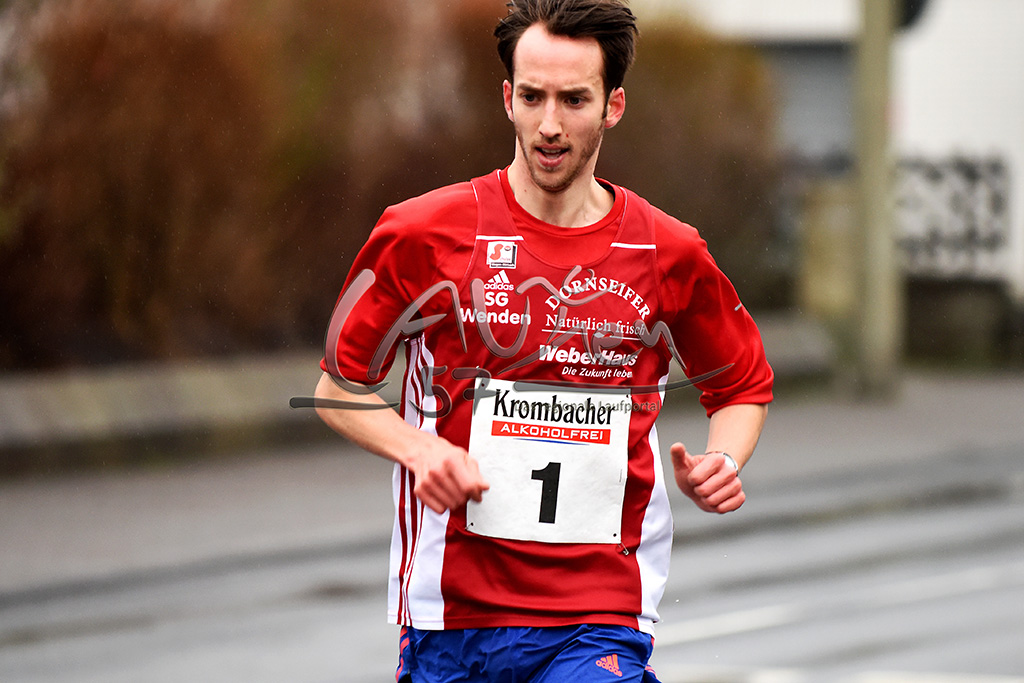 Der Obersdorfer Tim-Arne Sidenstein (SG Wenden) gewinnt den 29. Herdorfer Goetzelauf in 30:35 Minuten und knackte damit den 15 Jahre alten Streckenrekord des Wilgersdorfers Maik Boller (31:11 min.).