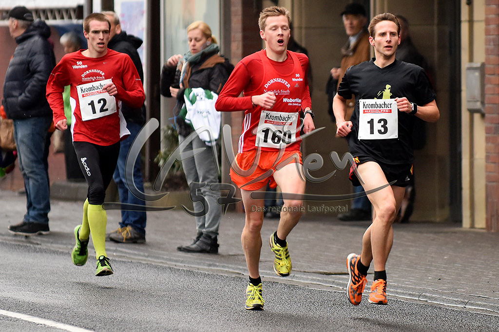 Lieferten sich ein Kopf-an-Kopf-Rennen bis ins Ziel: Die Läufer der SG Wenden Markus Mockenhaupt (Nr. 13) und Marco Giese (160) –  dahinter folgt Vereinskollege Florian Herr.