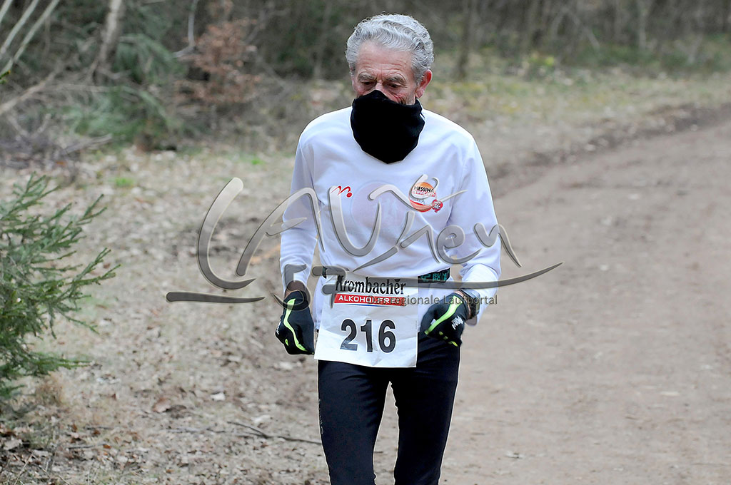 Der 76-jährige Werner Stöcker, bester Langstreckenläufer seiner Altersklasse in Südwestfalen, lief auch beim 17. Ferndorfer Frühjahrswaldlauf ein starkes Rennen.