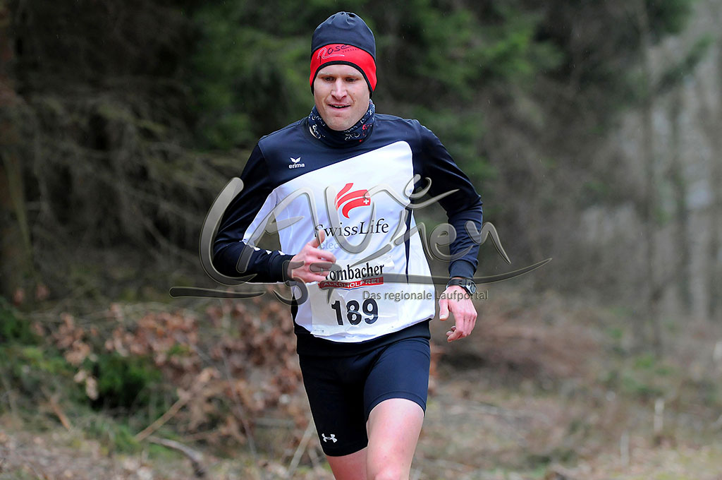Tobias Lautwein vom Team TVE Netphen kam mit der schweren 10,5-Kilometer-Strecke mit bis zu 13 Prozent Steigung beim 17. Ferndorfer Frühjahrswaldlauf am besten zurecht und siegte.