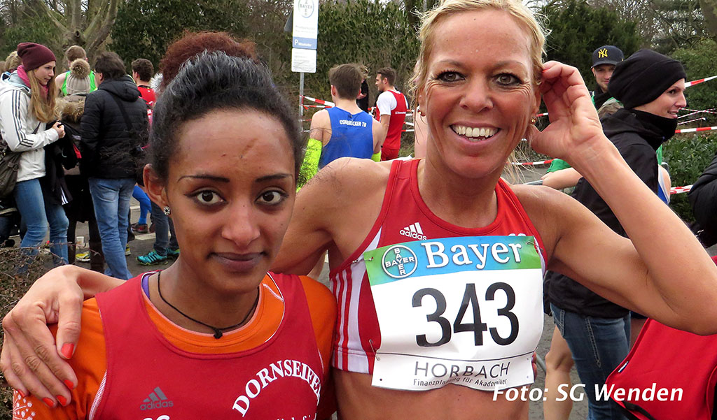 Zwei starke Frauen der SG Wenden beim 34. Straßenlauf "Rund um das Bayerkreuz" (von rechts): Christl Dörschel war drittschnellste Frau des Tages in 35:49 min., die 20-jährige Mealat Yemane lief in starken 36:36 Minuten eine neue persönliche Bestzeit.
