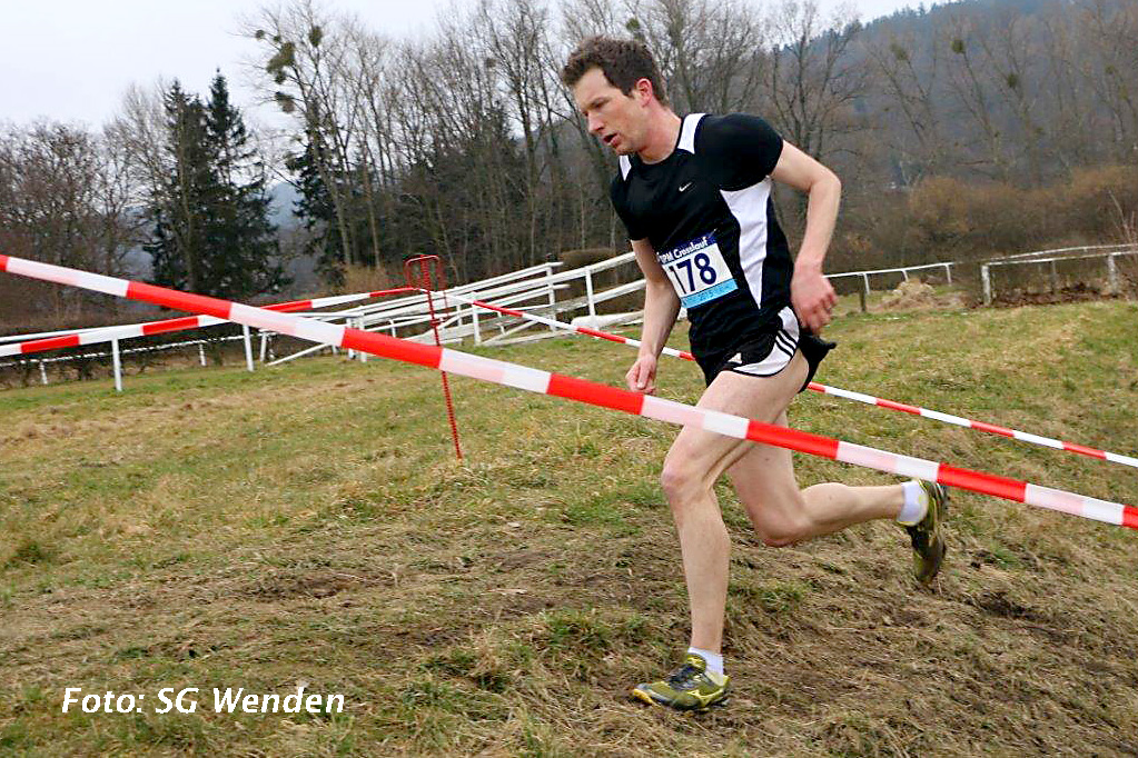 Der Wilgersdorfer Sven Daub lief bei den Deutschen  Polizeimeisterschaften im Crosslauf auf den dritten Platz und gewann mit der NRW-Mannschaft überraschend den Titel. Foto: SG Wenden