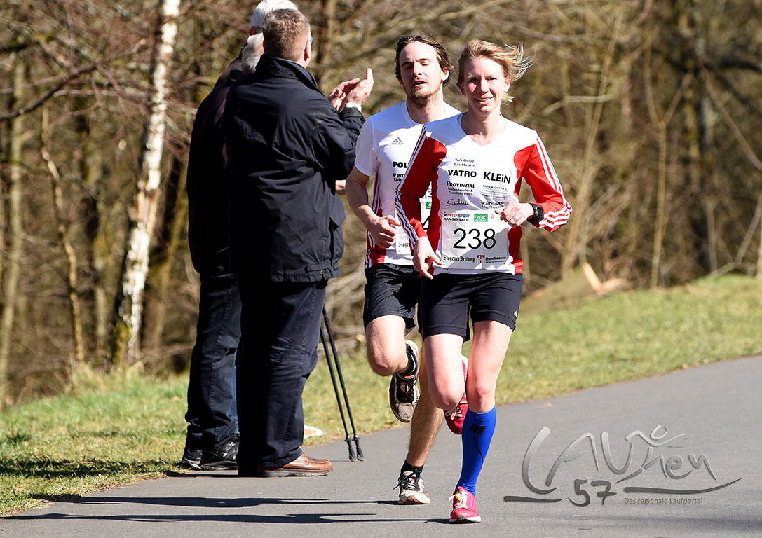 Rebekka Otterbach und Manuel Wörmann (beide TuS Deuz) liefen über 10 Kilometer gemeinsam durchs Ziel. Die 28-jährige Lehrerin war Vierte im Gesamteinlauf und schnellste Frau beim CVJM-Osterlauf.