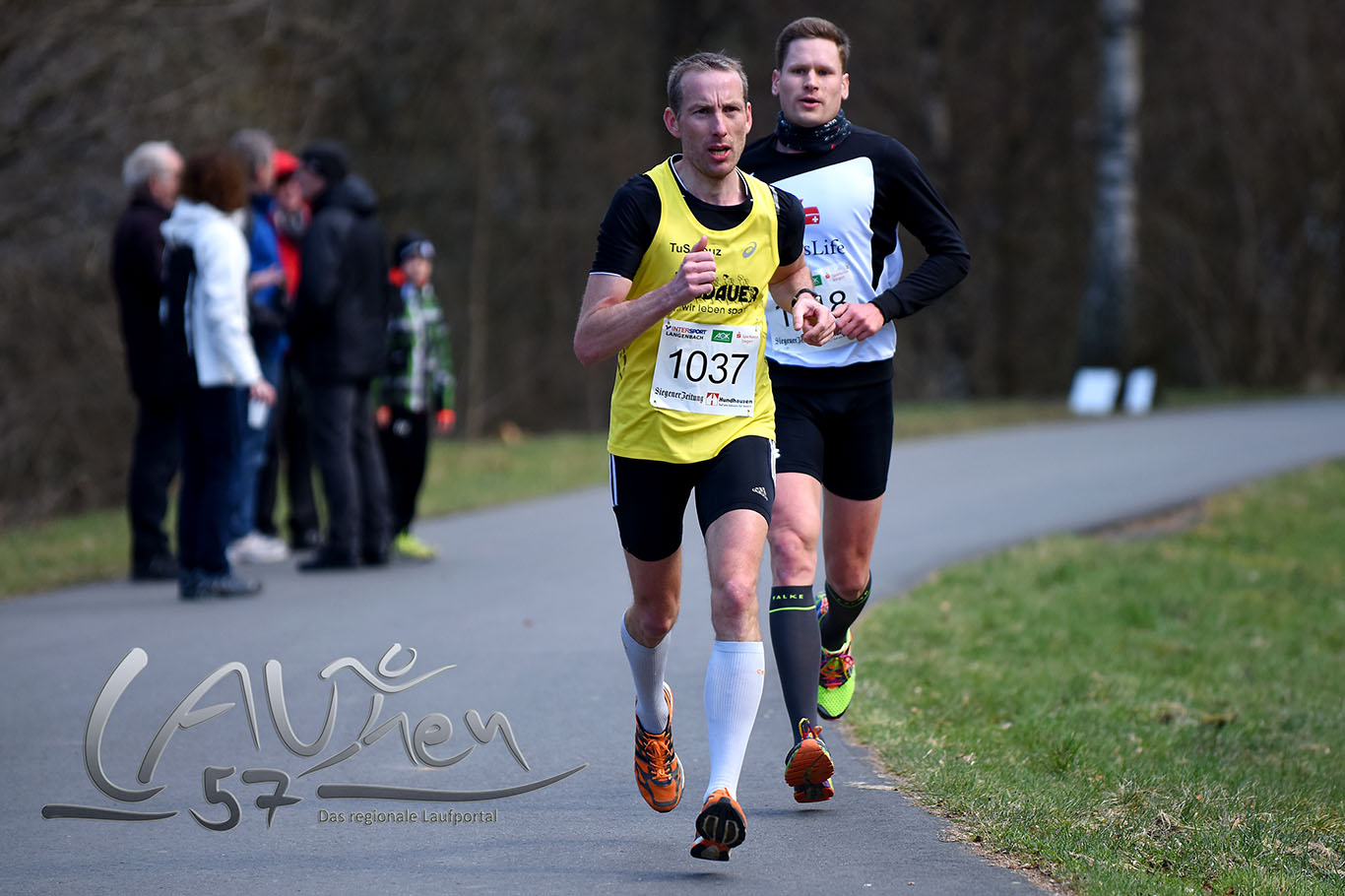 Andreas Senner (vorne) und Tobias Lautwein liefen bis Kilometer 15 zusammen – dann setzte sich der Deuzer im gelben Dress ab und belegte Platz zwei hinter Alexander Henne.