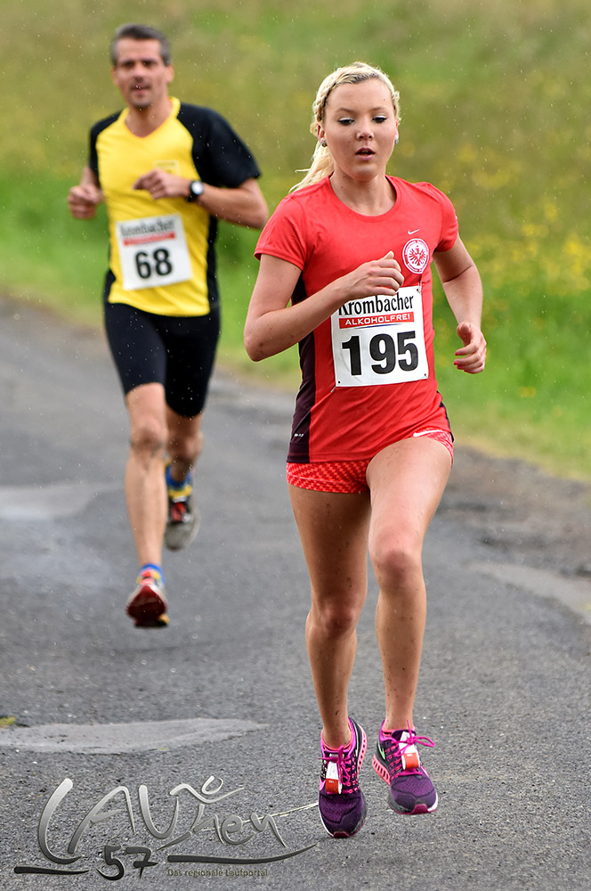 Die 23-jährige Erndtebrückerin Nina Stöcker von der LG Eintracht Frankfurt gewann in der neuen Streckenrekordzeit von 38:39,55 min.