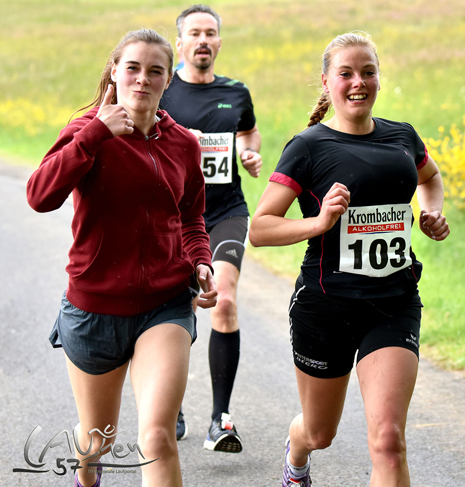 Franziska Espeter vom TV Laasphe (rechts), hier auf den letzten Metern zum Ziel begleitet von ihrer Schwester Johlanda Espeter,  belegte hinter der Siegerin Nina Stöcker den zweiten Platz.