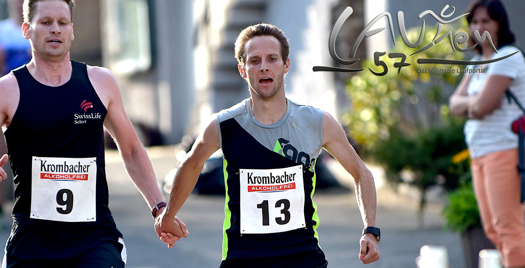 Hand in Hand ins Ziel beim Ausdauer-Cup-Lauf in Friesenhagen: Markus Mockenhaupt (Nr. 13) und Tobias Lautwein teilten sich den Gesamtsieg über 10 Kilometer.