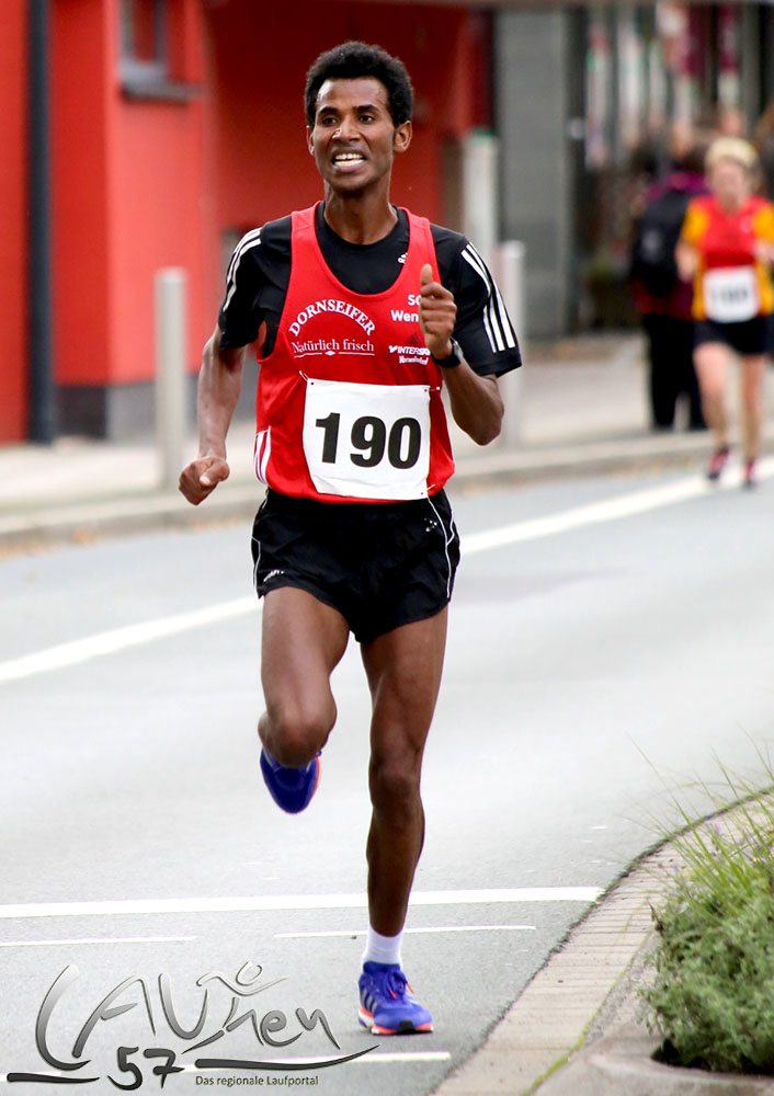 Eyob Solomun (190) von der SG Wenden lief beim  15. Bad Berleburger Citylauf über 10 Kilometer auf den 2. Platz.