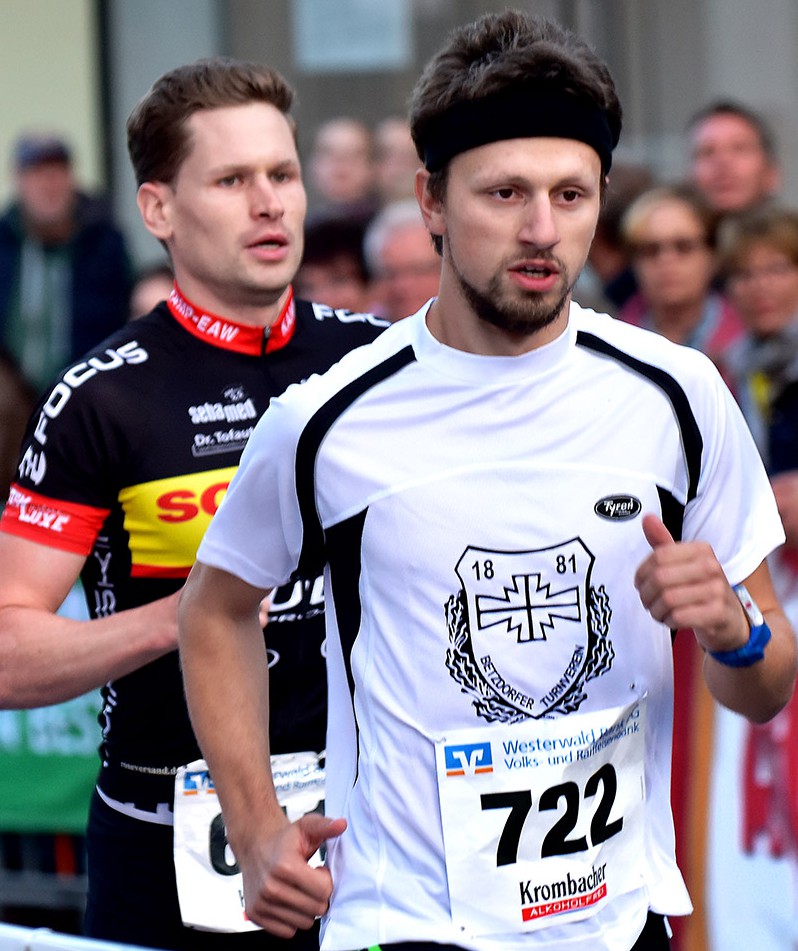 Zwei Triathleten an der Spitze des Feldes: Johannes Diedershagen (vorne) und Florian Lautwein.