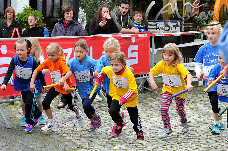 Start frei zum Staffellauf der Grundschulen über 8x400 Meter. Es gewann die Grundschule Erndtebrück (hier mit Startläuferin Lilly Göbel).