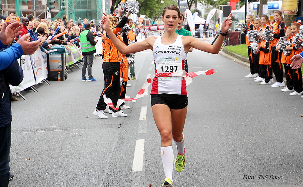 Tina Schneider siegte im Gesamteinlauf der Frauen und wurde damit Westdeutsche Meisterin über die Halbmarathondistanz.