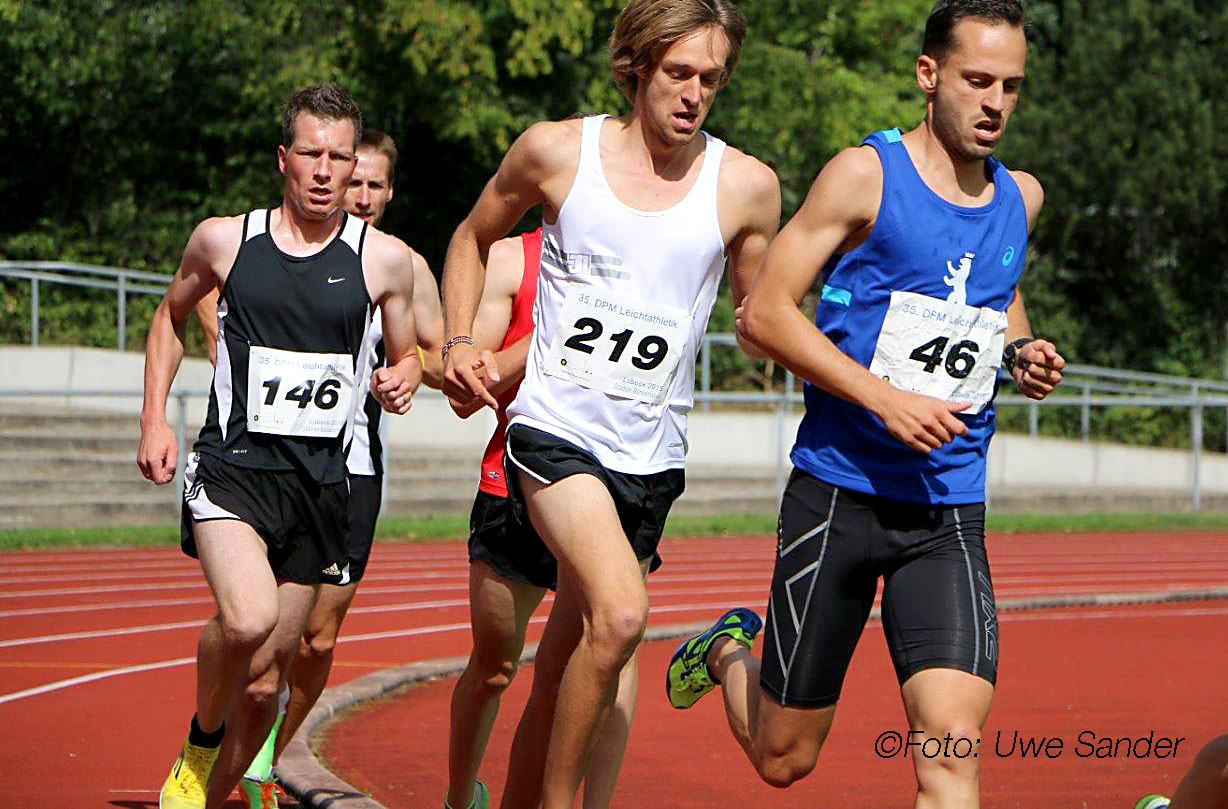 Der Wilgersdorfer Polizist Sven Daub (links) lief bei den 35. Deutschen Polizeimeisterschaften in Lübeck über 5.000 Meter auf den 5. Platz.