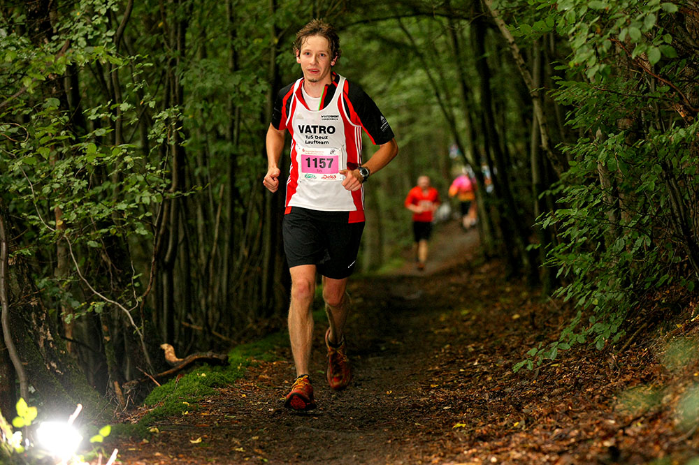 Der 35-jährige Tim Dally vom TuS Deuz lief weite Strecken des 72 Kilometer langen Trails alleine – Muskelkrämpfe 
