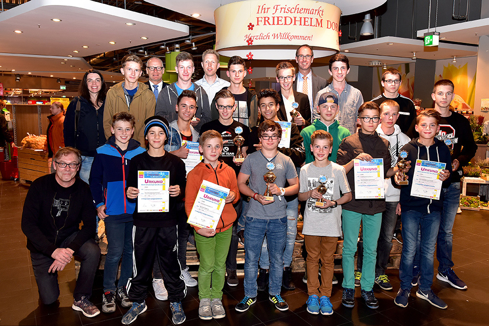 Das sind die schnellsten Teams beim 3. Siegerländer  Volksbank Schülerlauf im Sommer 2015. Die Ehrung fand in den Räumen des Sponsors Dornseifer in der Siegener Leimbachstraße statt. Die Schülerinnen und Schüler freuten sich über Pokale und Urkunden.