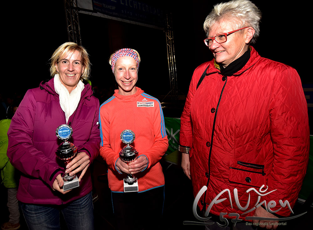 Die 2. stellvertretende Bürgermeisterin Angelika Flohren gratulierte den schnellsten Einzelläuferinnen: Der Siegerin und neuen Streckenrekordhaltern Sandra Klein (SG Wenden) aus Siegen (Mitte) und 