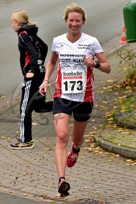 Rebekka Otterbach leichtfüßig, locker und wieder mit einem Lächeln im Gesicht zum Sieg beim 18. Helberhäuser HauBerg-Lauf 2015.