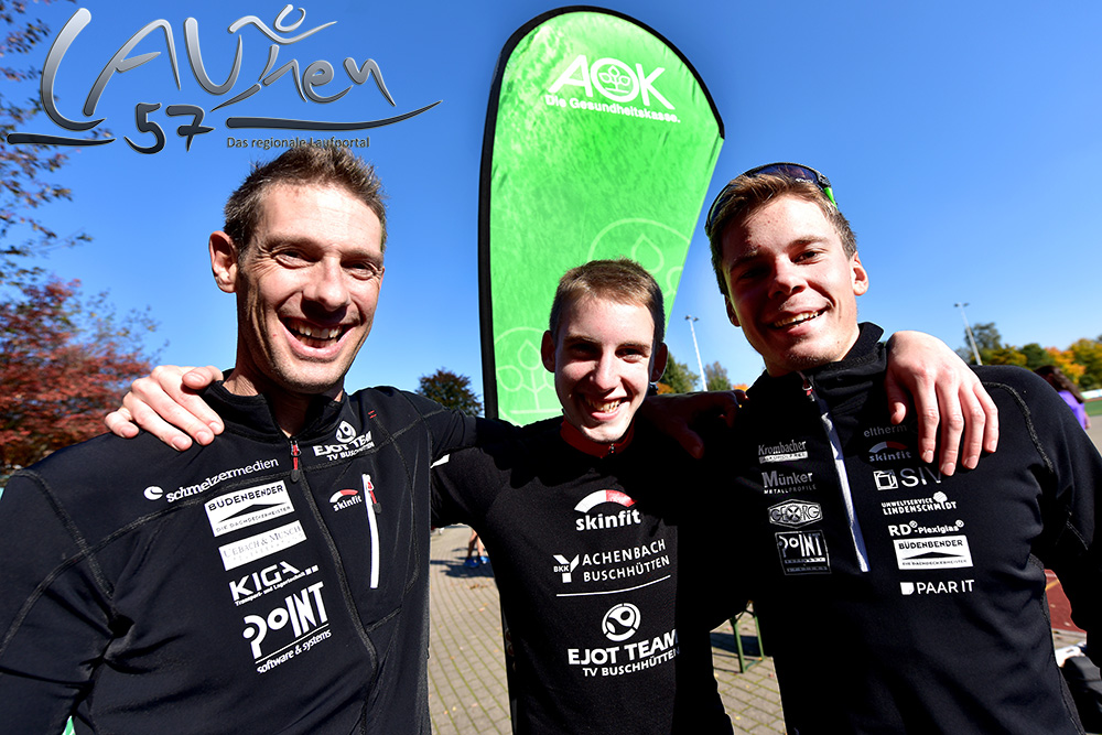 Das schnellste 3er-Team beim 2. AOK-Lauf in den Ferien kam von der LG Kindelsberg/TVG Buschhütten: Carsten Wunderlich, Ersen Albayrak und Jonas Hoffmann liefen die 30 Stadionrunden (12 Kilometer) in 33:51 min.