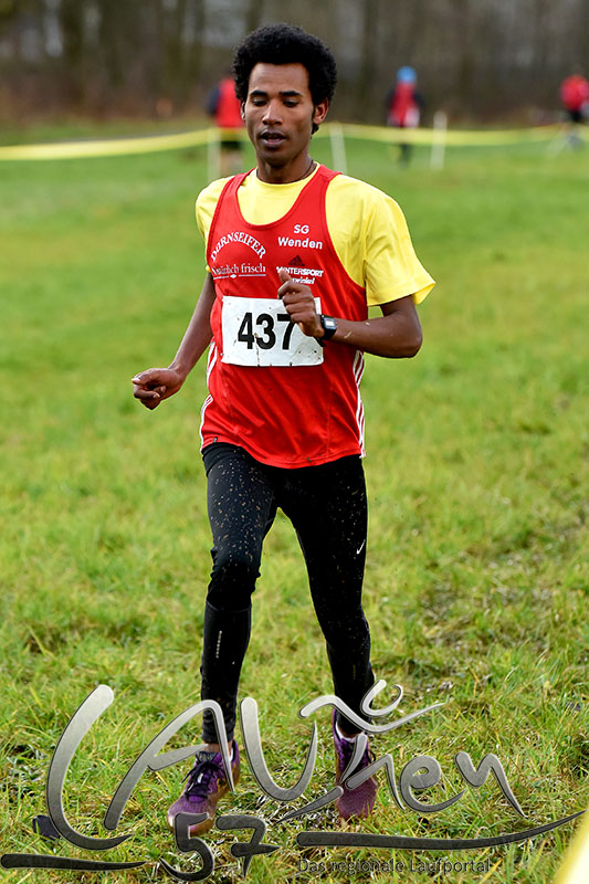 Der für die SG Wenden startende Eyob Solomun aus Eritrea gewann nach einem Sololauf durch die tiefe Wendebachwiese mit deutlichem Vorsprung die Männer-Langstrecke und holte sich den Titel des Kreismeisters für den LA-Kreis Olpe. 