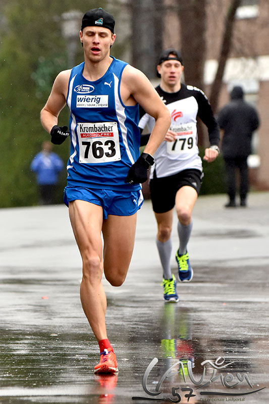 Marian Kraemer (hier im Trikot der LG Kindelsberg Kreuztal) vor dem späteren Zweitplatzierten Felix Grabolle), gewann den Lauf über 4,65 Kilometer.