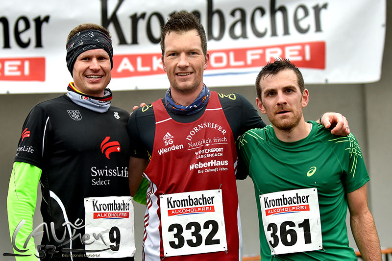 Die schnellsten Männer beim 3. Adventslauf des CLV Siegerland in Wilnsdorf: Tobias Lautwein (Nr. 9/3. Platz), Sieger Sven Daub (332) und der Zweitplatzierte, Gerrit Rosenkranz.