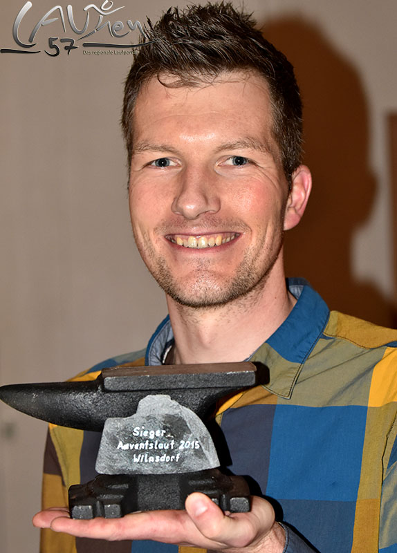 Der Mann mit dem Amboss: Der Wilgersdorfer Sven Daub gewann die Trophäe als Tagesschnellster Läufer beim 3. Adventslauf des CLV Siegerland.