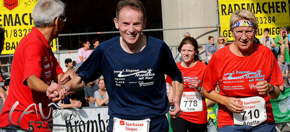 Burkhard Farnschläder von der Mukoviszidose-Regionalgruppe Siegen (hier beim 2. Lauf im Jahre 2014) ist zusammen mit Martin Hoffmann (:anlauf Siegen), Ideengeber und Organisator des Siegener Sparkassen-Marathon mit Musik.