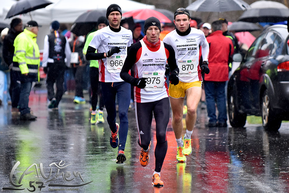 Das Trio des TuS Deuz mit (von links) Tobias Schmechel, Andreas Senner und Dallmann siegte über die Halbmarathondistanz (21,1 km).