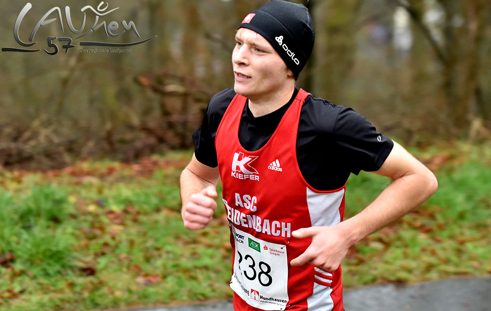 Kilian Schreiner ist der Sieger des 37. Silvesterlaufs an der Obernau 2015. Der 22-Jährige siegte in 31:42 Minuten.