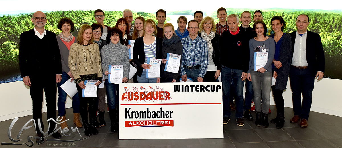Siegerehrung im Ausdauer-Wintercup 2015/16 mit den Krombacher-Repräsentanten Dr. Franz-Josef Weihrauch (links), Aken Güven (rechts) sowie Bettina Stern und Daniel Bätzing vom Ausdauershop Betzdorf. 