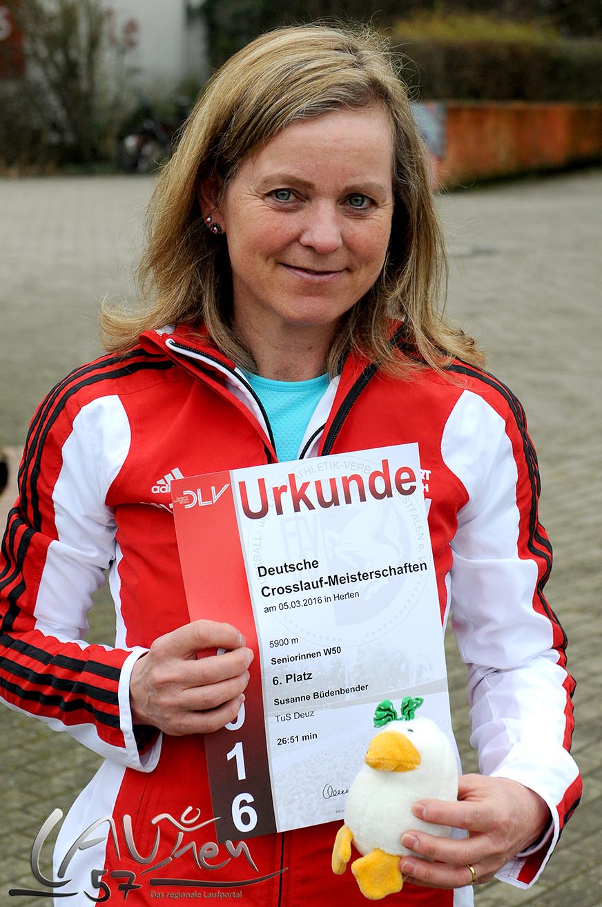Susanne Büdenbender vom TuS Deuz freute sich über ein gelungenes Rennen und Platz 6 in der Seniorenklasse  W50.