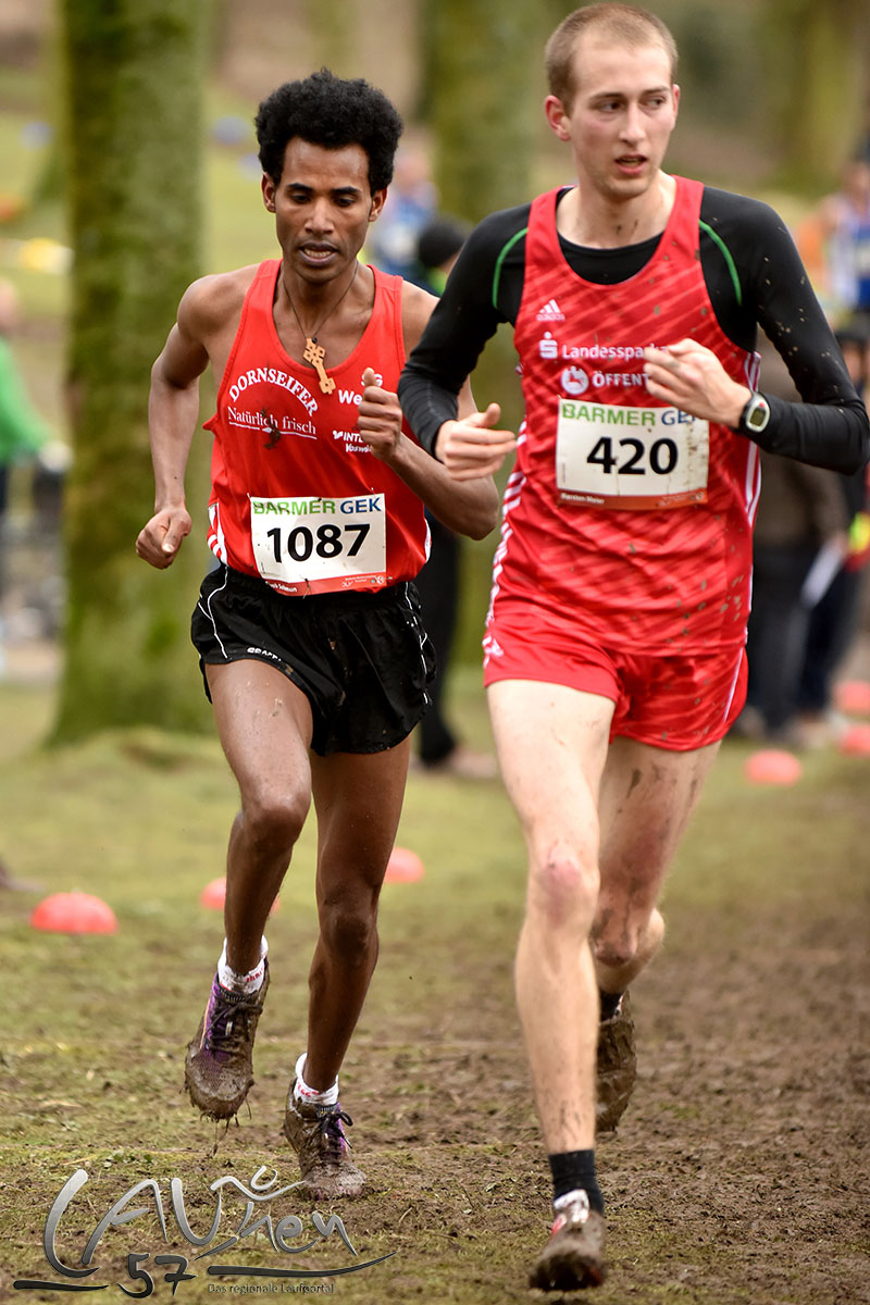 Eyob Solomun (links) von der SG Wenden lief ein beherztes Rennen mit Tempowechseln wie ein Kenianer. Am Ende fehlte ihm ein wenig die Kraft, doch Platz fünf auf der schweren 10,4 Kilometer langen Männer-Langstrecke waren der Lohn für sein hohes Risiko.
