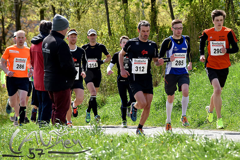 Die Spitzengruppe im Jedermannlauf über 6,5 Kilometer kurz nach dem Start – vorneweg der spätere Sieger Tom Henrich (rechts).