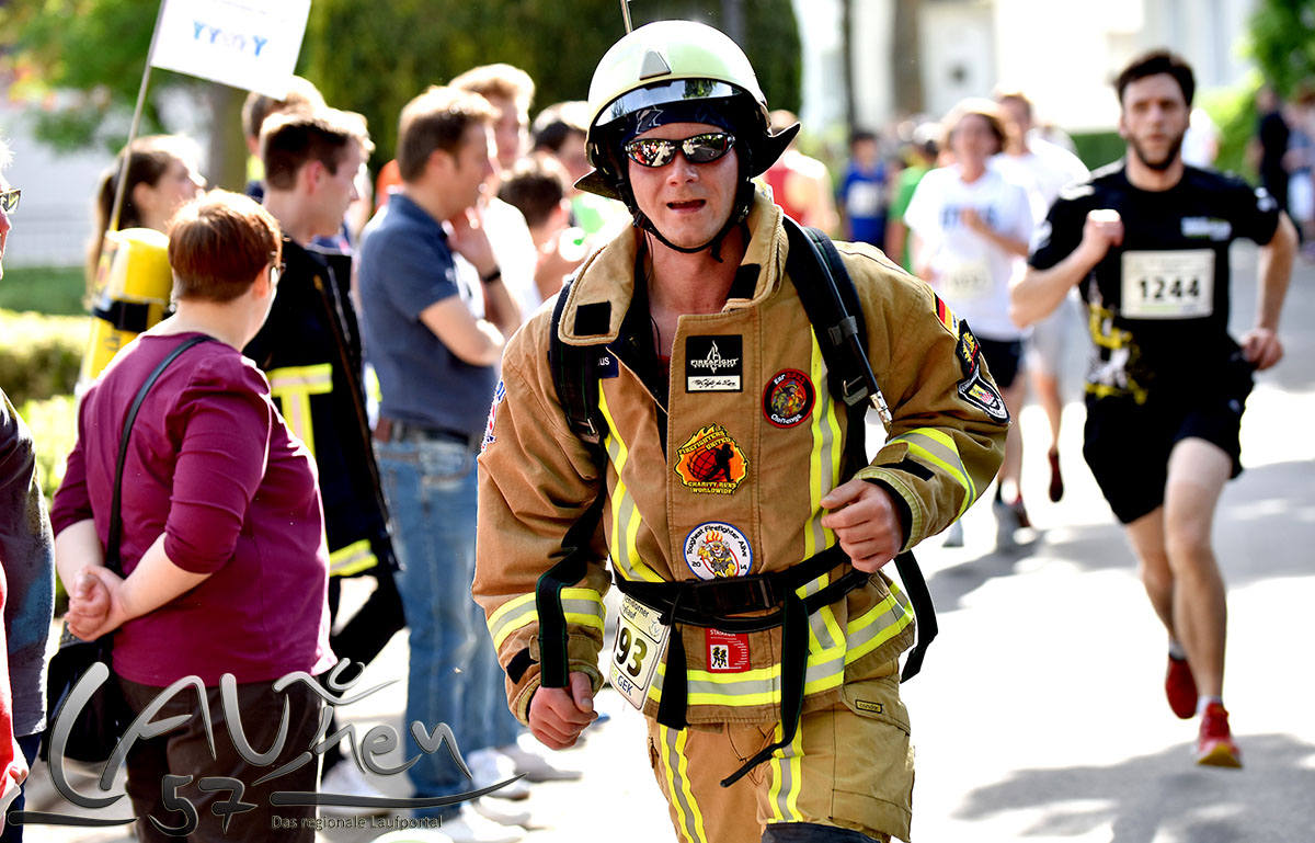 Auch die Feuerwehr war in voller Montur beim 24. Attendorner Citylauf über 5 Kilometer dabei.