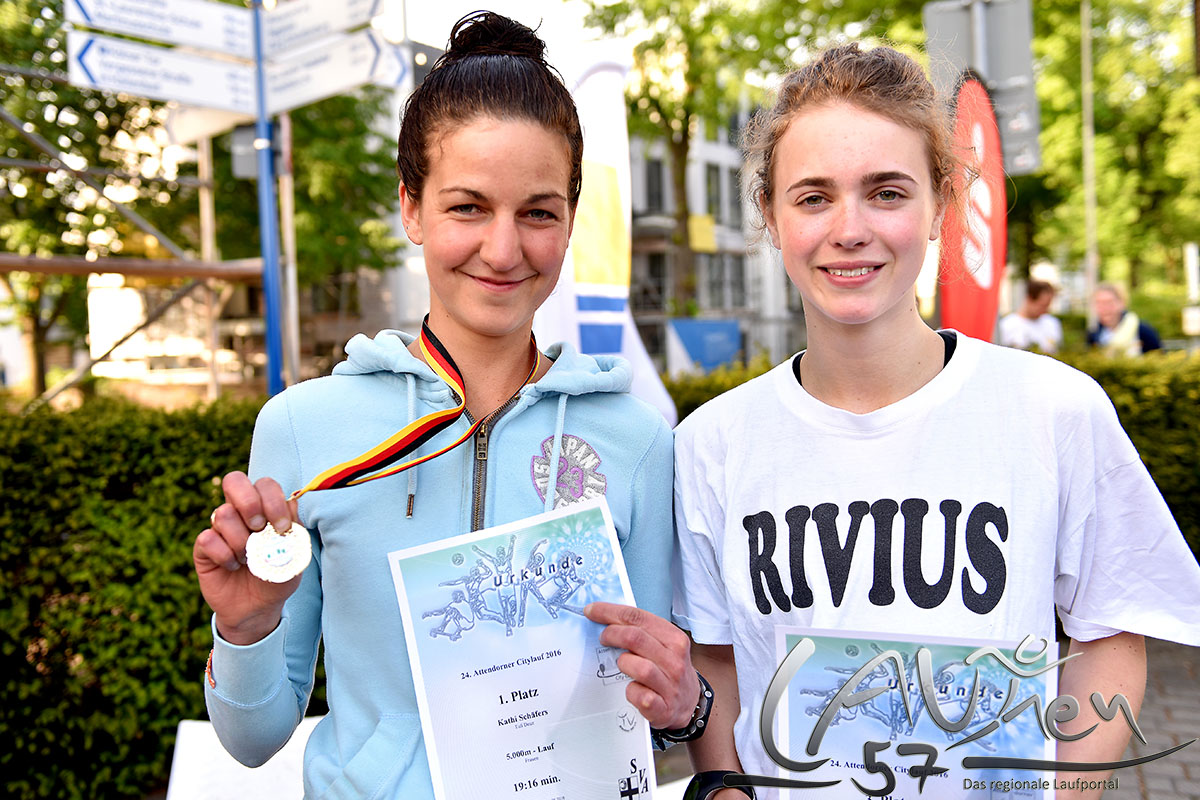 Siegerehrung über 5 Kilometer der Frauen beim 24. Attendorner Citylauf: Siegerin Kathi Schäfers (TuS Deuz/l.) und die Drittplatzierte