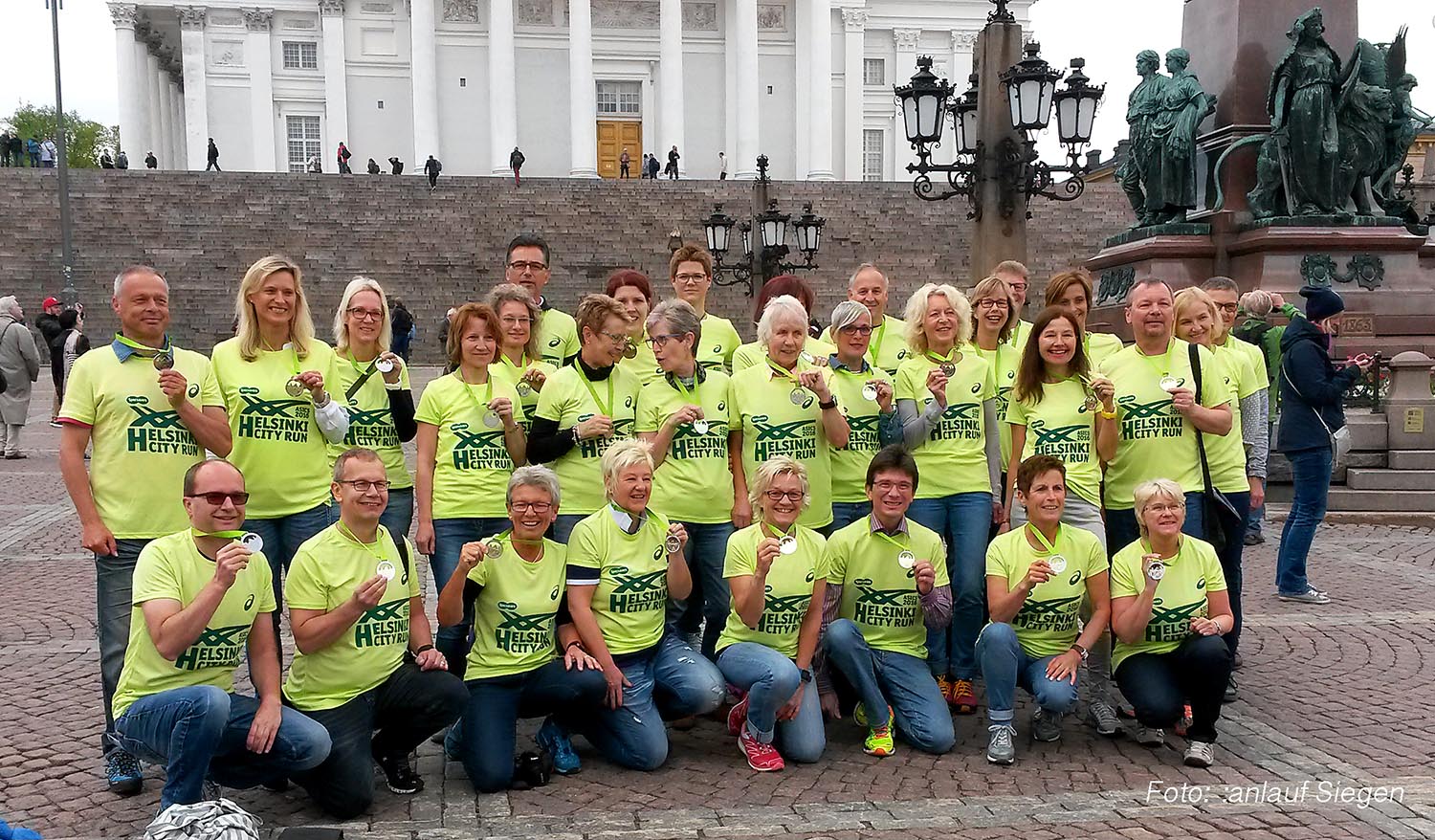 Erinnerungsfoto vor dem weißen Dom in Helsinki: Insgesamt 35 Teilnehmer zählte die Reisegruppe von :anlauf Siegen, die zum Helsinki-City-Run in die skandinavische Metropole gereist war.