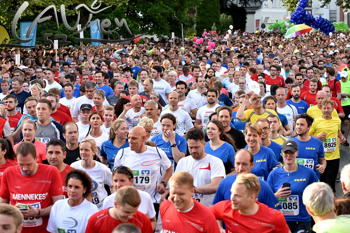 Eine bunte Läuferwelle schwappte in die Siegener Innenstadt. Insgesamt 9.000 Teilnehmer zählten die Organisatoren des 13. Siegerländer AOK-Firmenlaufs. Rekord! 