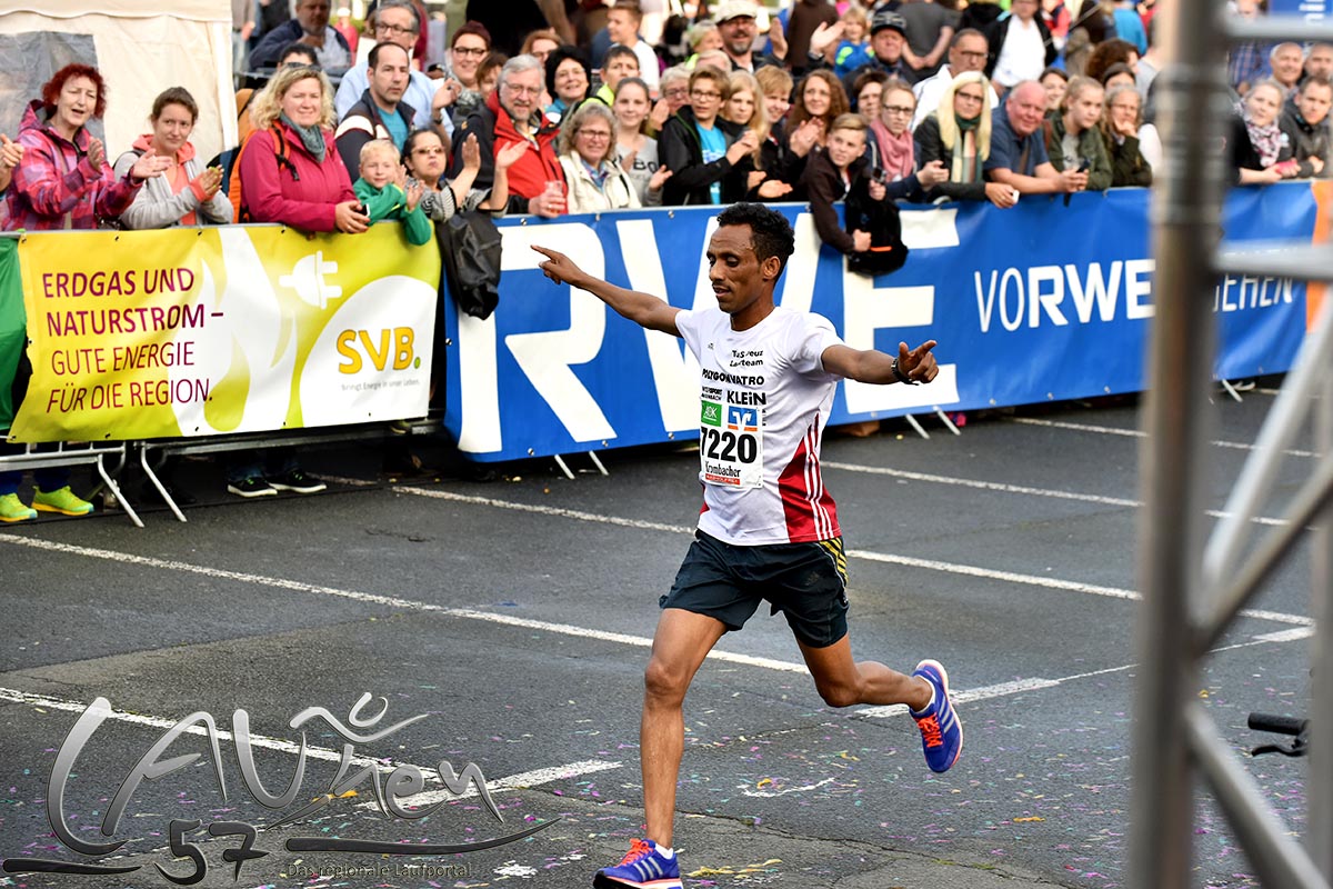 Sieger des 13. Siegerländer AOK-Firmenlaufs über 5,5 Kilometer wurde in der neuen Streckenrekordzeit von 16:59 Minuten der aus Eritrea stammende Yohannes Hailu Atey. Der 25-Jährige startete zum ersten Mal beim Firmenlauf und schaffte gleich auf Anhieb eine Punktlandung. 